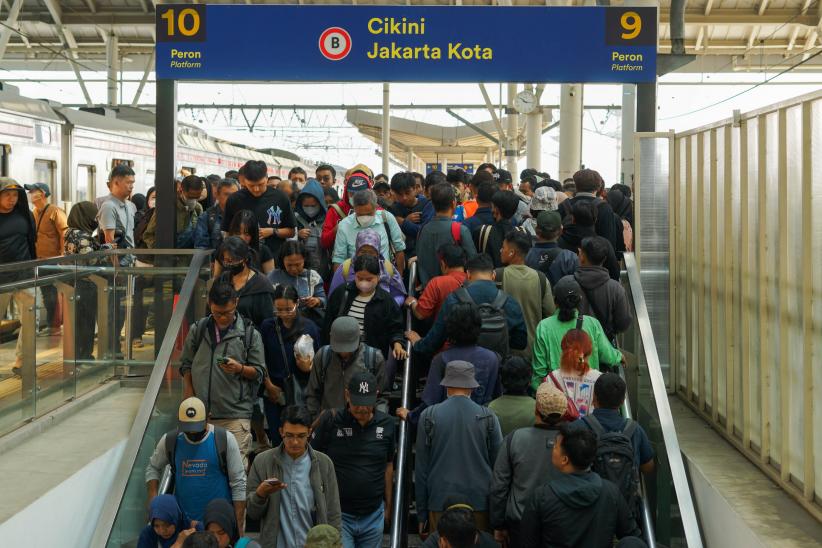 Penumpang KRL Menumpuk di Stasiun Manggarai - Bagian 2