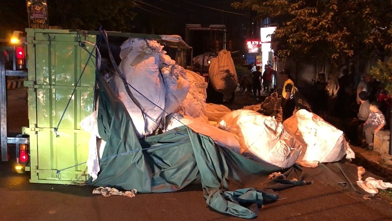 Truk Angkut Puluhan Ton Plastik Terguling di Mojokerto, Muatan Berserakan di Jalan