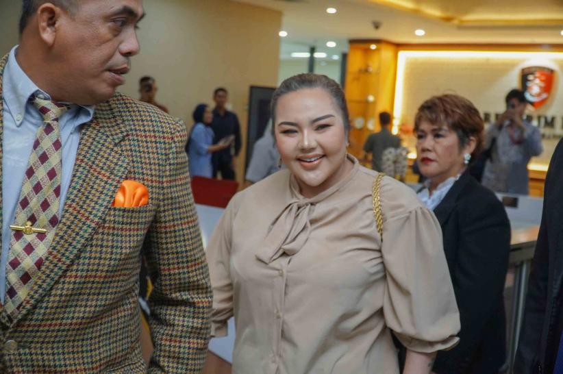 Tawa Lisa Mariana usai Jalani Tes DNA di Bareskrim Polri - Bagian 3