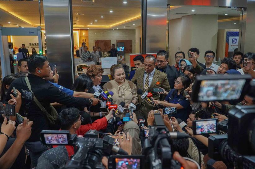 Tawa Lisa Mariana usai Jalani Tes DNA di Bareskrim Polri - Bagian 4