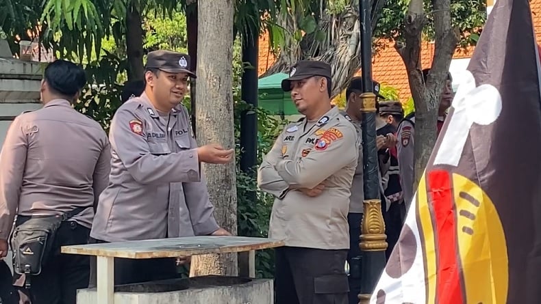 Ini Reaksi Polisi saat Lihat Demo Warga Jombang Bawa Bendera One Piece