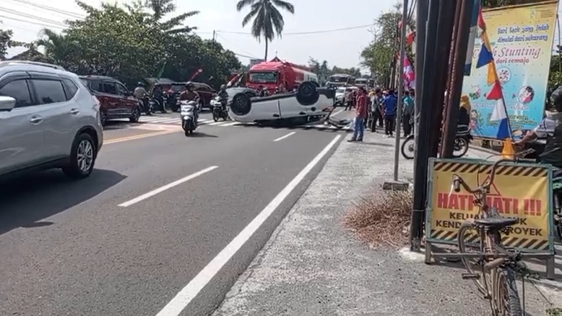 2 Mobil Tabrakan di Jalan Wates-Jogja, 1 Terguling
