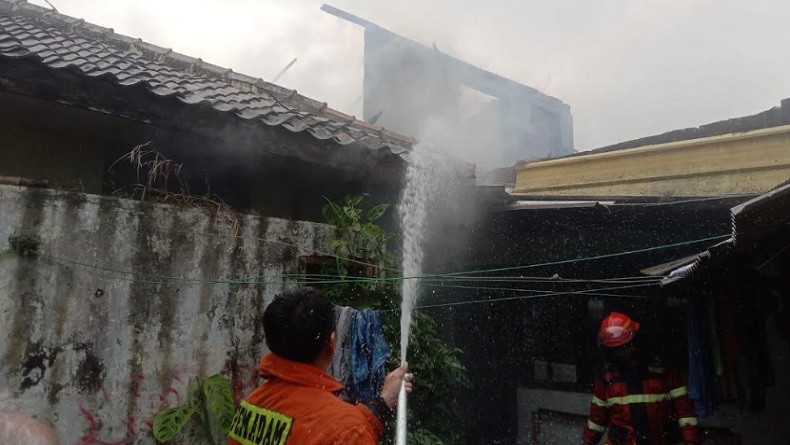 Rumah 2 Lantai di Kawasan Padat Penduduk Hangus Terbakar