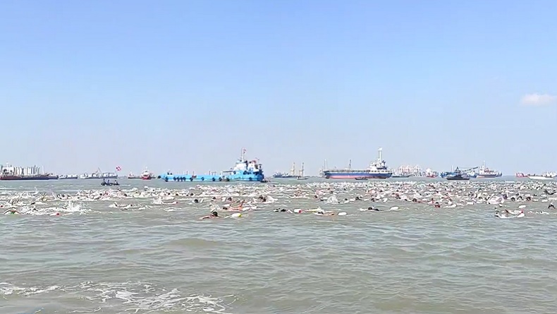 Kopaska Fin Swimming, 900 Perenang Berpacu Lawan Arus dan Ombak Seberangi Selat Madura