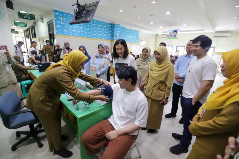 Wamen PPPA Veronica Tan bersama Dua Anaknya Cek Kesehatan Gratis di Puskesmas Penjaringan - Bagian 5
