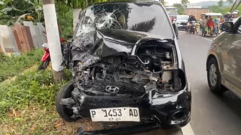 Kecelakaan di Bondowoso, Hyundai Atoz Tabrakan dengan Truk Kayu