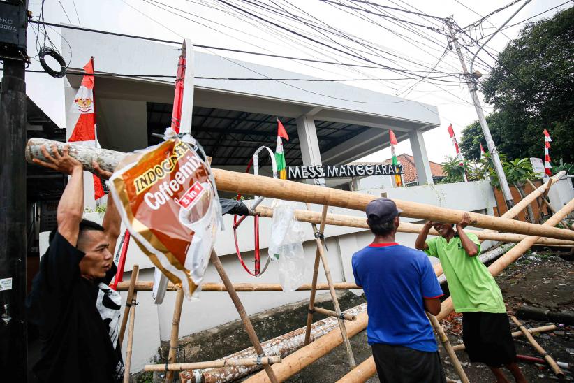 Melihat Kesibukan Pedagang Pohon Pinang Jelang HUT ke-80 RI - Bagian 5