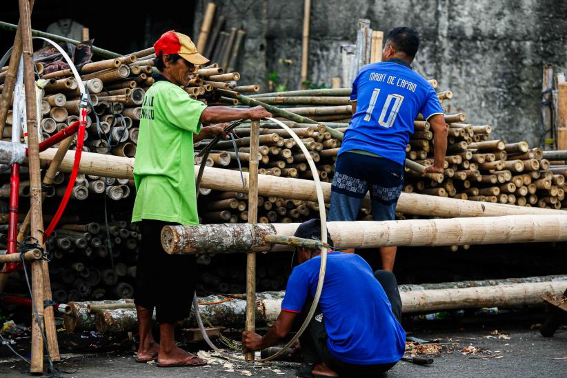 Melihat Kesibukan Pedagang Pohon Pinang Jelang HUT ke-80 RI - Bagian 4