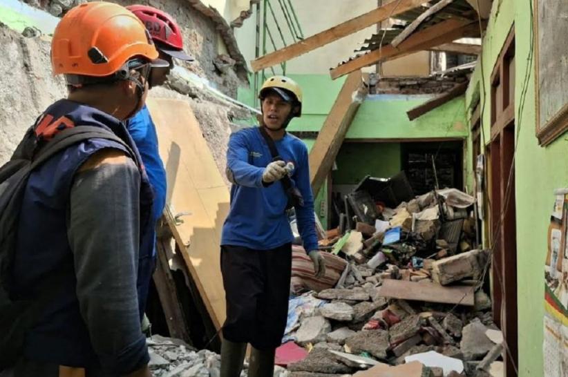 Rumah 2 Lantai Ambruk di Cimahi, Lansia dan Anak Tertimpa Reruntuhan