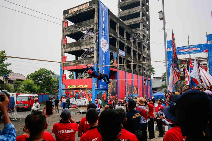 Aksi Damkar Adu Ketangkasan di Jakarta Fire Fighter Challenge 2025 - Bagian 4
