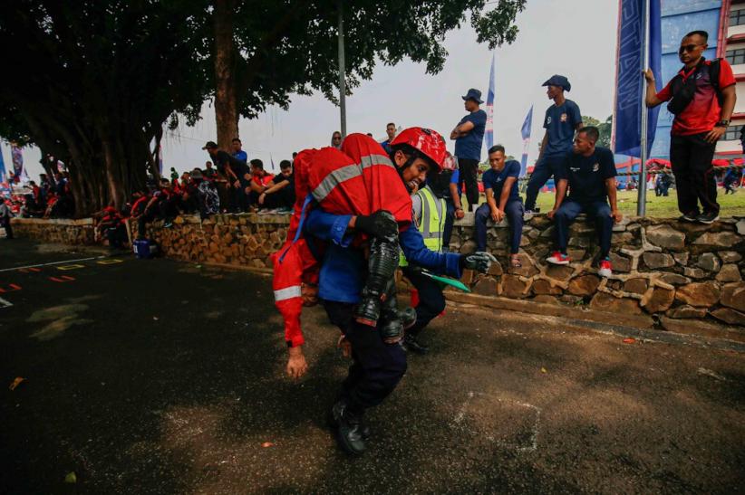 Aksi Damkar Adu Ketangkasan di Jakarta Fire Fighter Challenge 2025 - Bagian 5