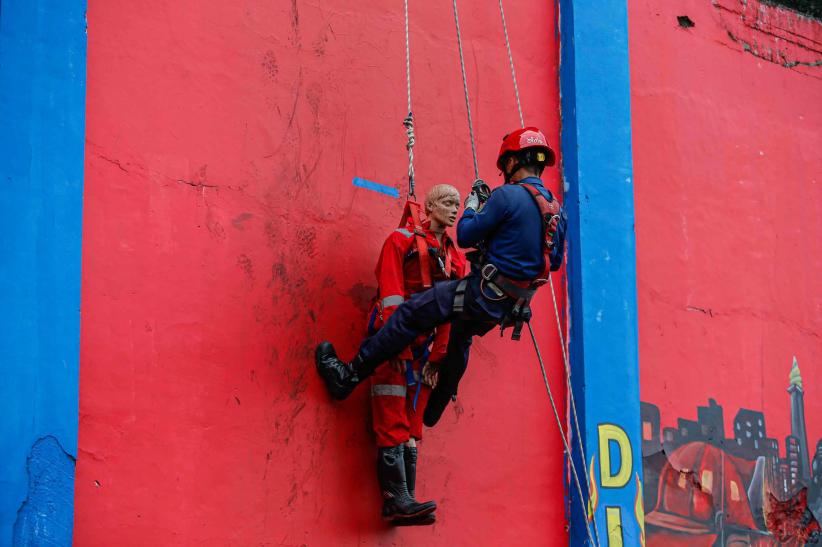 Aksi Damkar Adu Ketangkasan di Jakarta Fire Fighter Challenge 2025 - Bagian 2