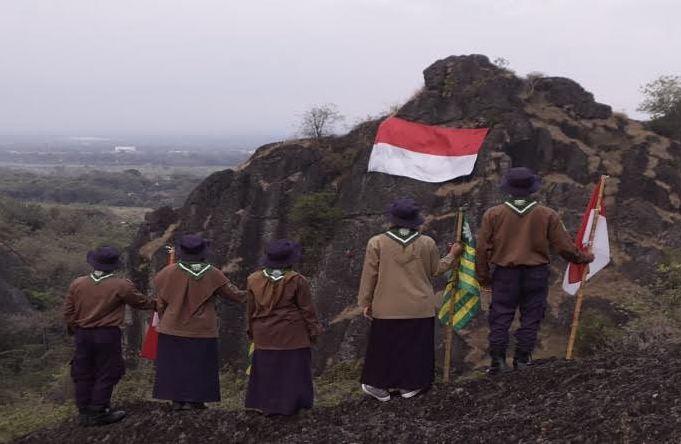 HW UMS Kibarkan Bendera Merah Putih Raksasa di Gunung Sepikul Sambut HUT ke-80 RI