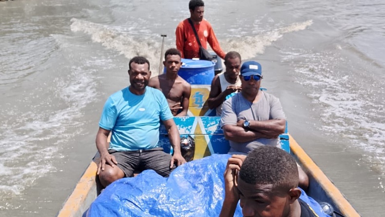 Lalui Sungai, Legislator Perindo Serap Aspirasi dan Berikan Logistik ke Warga Mamberamo Raya