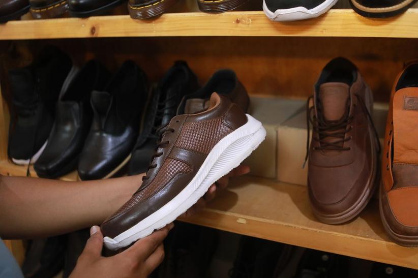 Melihat Proses Pembuatan Sepatu Lokal yang Bertahan 30 Tahun - Bagian 1