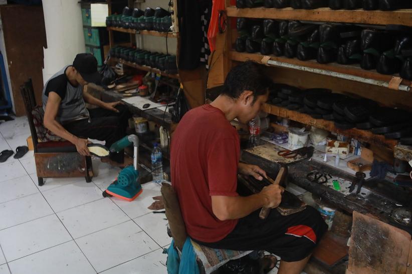 Melihat Proses Pembuatan Sepatu Lokal yang Bertahan 30 Tahun - Bagian 4