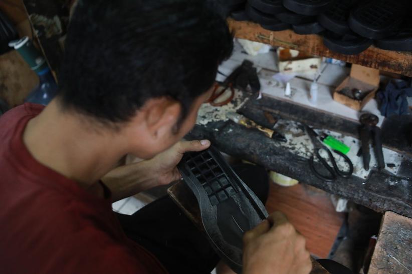 Melihat Proses Pembuatan Sepatu Lokal yang Bertahan 30 Tahun - Bagian 5