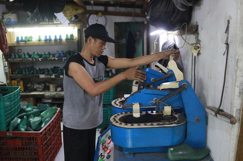 Melihat Proses Pembuatan Sepatu Lokal yang Bertahan 30 Tahun - Bagian 3