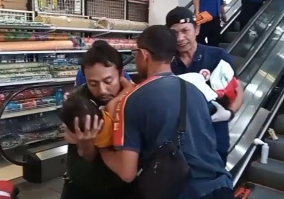 Ngeri! Kaki Balita Terjepit Eskalator Mal di Sukoharjo, Evakuasi Dramatis