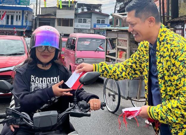 Semarak HUT Ke-80 RI, 80.000 Bendera Merah Putih Dibagikan ke Warga Sukabumi