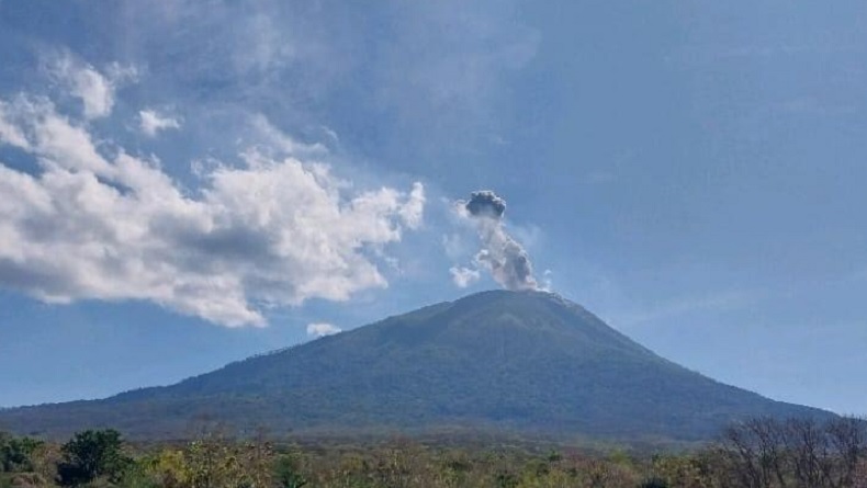 Gunung Ile Lewotolok Kembali Erupsi, Masyarakat Diminta Jangan Panik Dengar Dentuman
