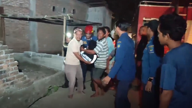 Petugas Pingsan Saat Padamkan Kebakaran Tempat Pembuatan Mebel di Gowa, Dilarikan ke RS