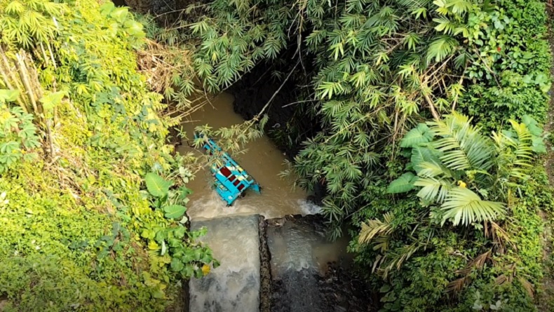 Truk Tabrak Pembatas Jalan lalu Terjun ke Sungai di Banjarnegara, Sopir Tewas