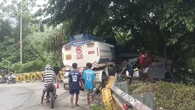 Truk Tangki BBM Kecelakaan di Gunung Tabalik, Nyaris Terjun ke Jurang