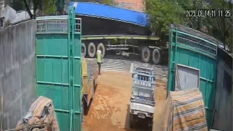 Detik-Detik Menegangkan Kontainer Jatuh di Depan SDN 1 Banjarbaru Lukai 9 Siswa Terekam CCTV