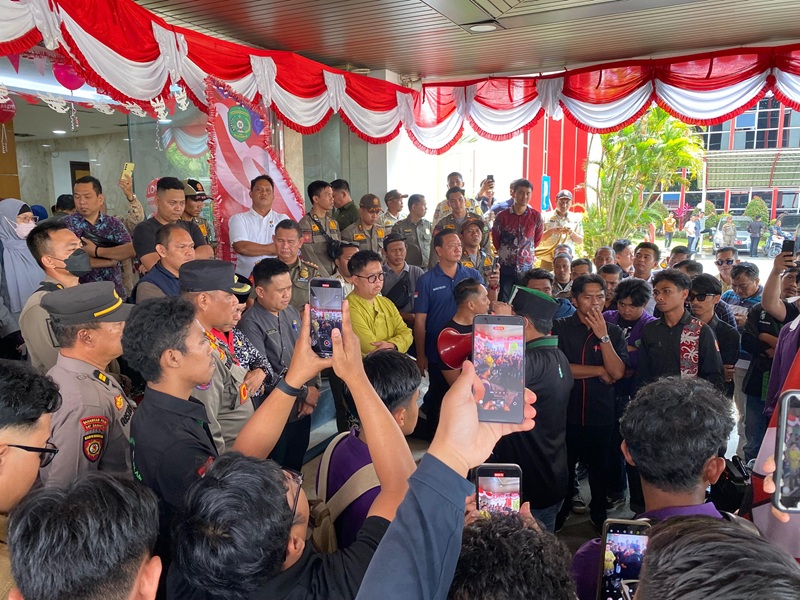 Disambangi Mahasiswa, Rendi Solihin Pastikan Beasiswa Kukar Idaman Tetap Dibayar Penuh