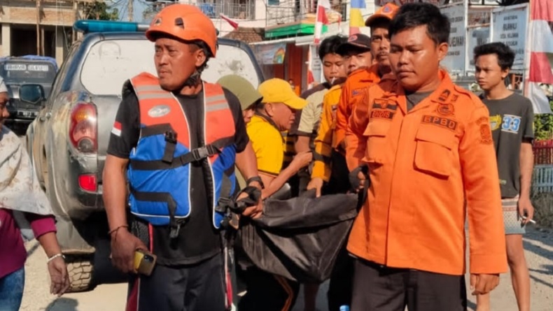 8 Jam Pencarian, Bocah 5 Tahun Tenggelam di Sungai Cirebon Ditemukan Tewas