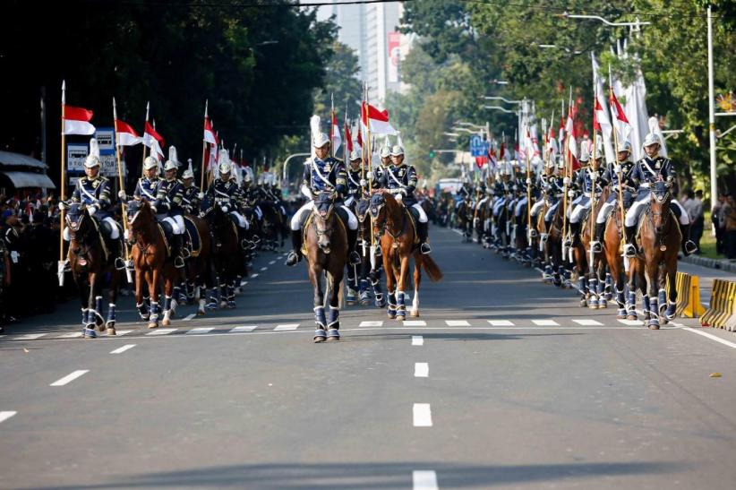 Bendera Merah Putih Dibawa Menuju Istana Merdeka dengan Kereta Kencana - Bagian 5