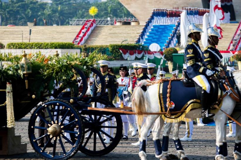 Bendera Merah Putih Dibawa Menuju Istana Merdeka dengan Kereta Kencana - Bagian 3