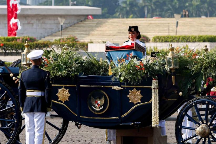 Bendera Merah Putih Dibawa Menuju Istana Merdeka dengan Kereta Kencana - Bagian 2