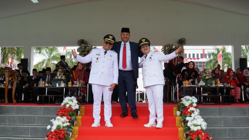 Upacara HUT ke-80 RI di Kukar Berlangsung Khidmat Meski Hujan Rintik