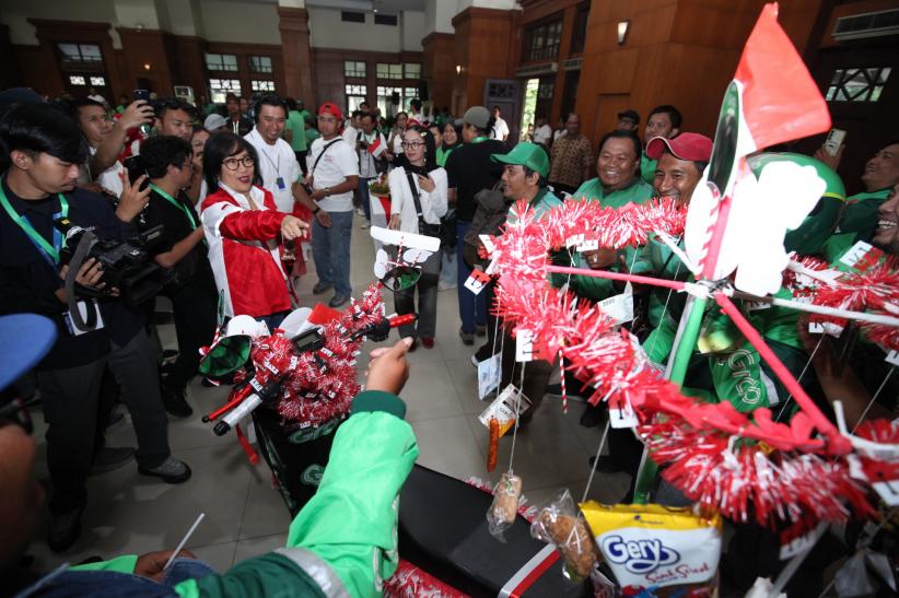 Ribuan Mitra Pengemudi Hias Tumpeng Catat Rekor MURI - Bagian 2
