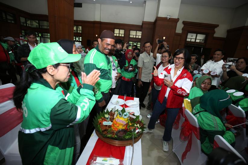 Ribuan Mitra Pengemudi Hias Tumpeng Catat Rekor MURI - Bagian 3