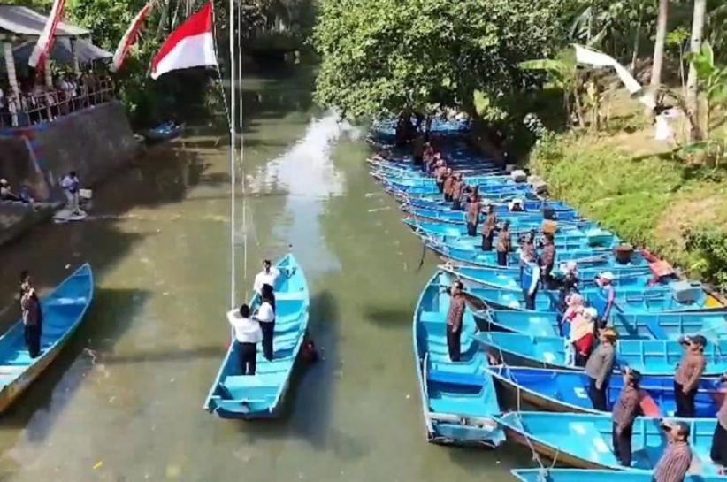 Unik! Warga Pacitan Gelar Upacara 17 Agustus di Atas Perahu Sungai Maron