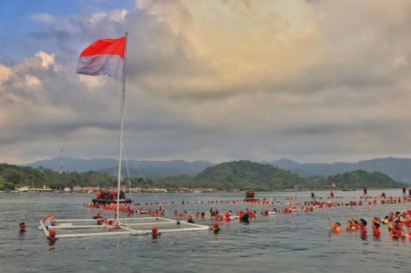 Wow! Upacara HUT ke-80 RI di Laut Mutun Lampung Diikuti 565 Peserta, Pecahkan Rekor MURI