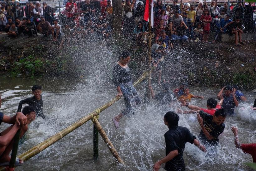 Lomba Pukul Bantal di Makassar - Bagian 2