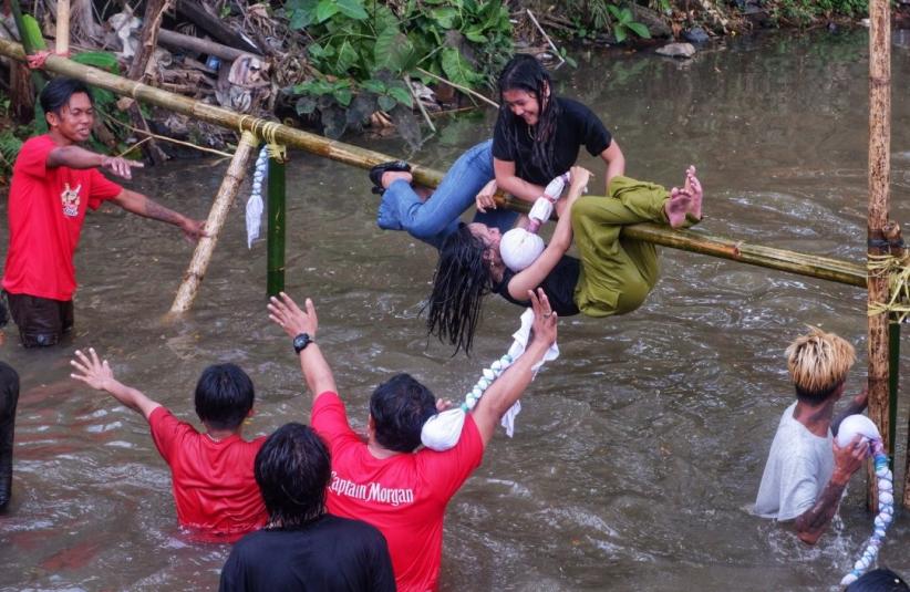 Lomba Pukul Bantal di Makassar - Bagian 5