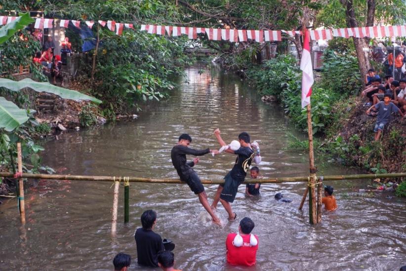 Lomba Pukul Bantal di Makassar - Bagian 1