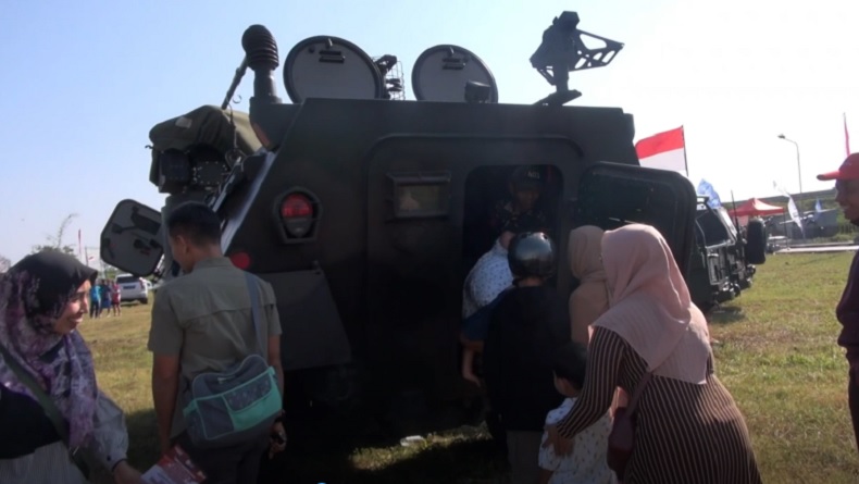 Pameran Alutsista di Salatiga, Warga Antusias Naik Kendaraan Tempur