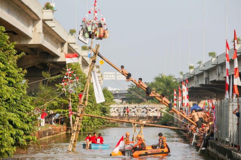 Seru! Lomba Panjat Pinang di Kalimalang Meriahkan HUT ke-80 RI - Bagian 1