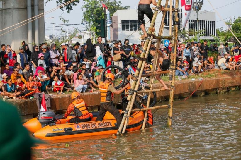 Seru! Lomba Panjat Pinang di Kalimalang Meriahkan HUT ke-80 RI - Bagian 6
