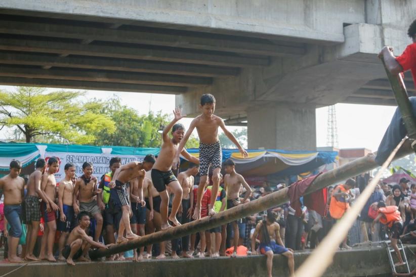 Seru! Lomba Panjat Pinang di Kalimalang Meriahkan HUT ke-80 RI - Bagian 4
