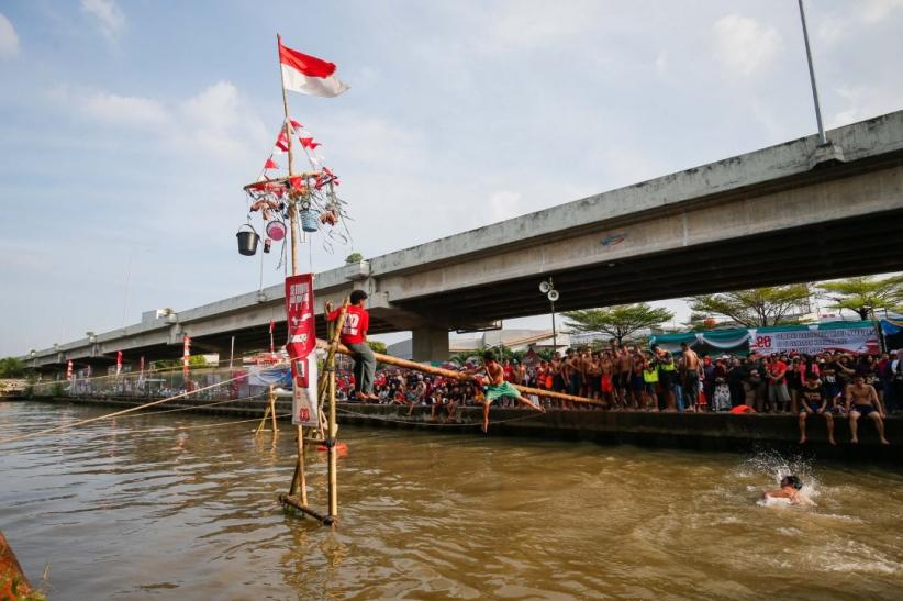 Seru! Lomba Panjat Pinang di Kalimalang Meriahkan HUT ke-80 RI - Bagian 2