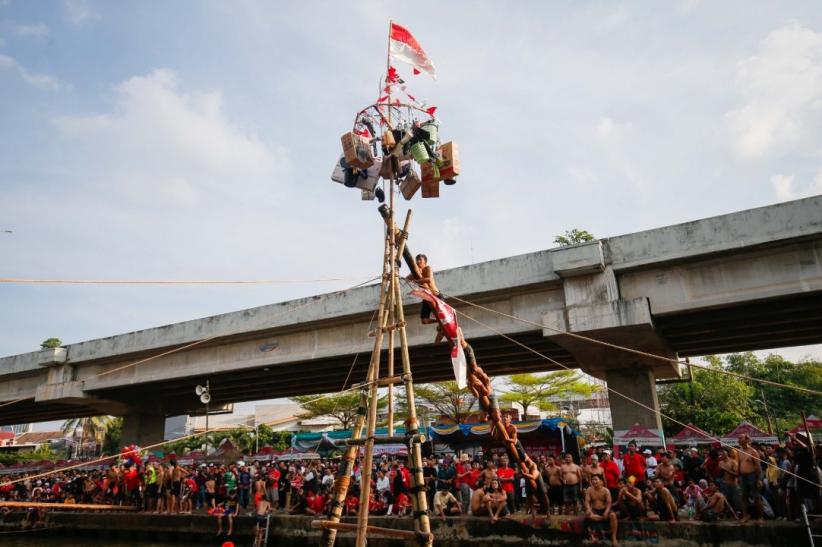 Seru! Lomba Panjat Pinang di Kalimalang Meriahkan HUT ke-80 RI - Bagian 3