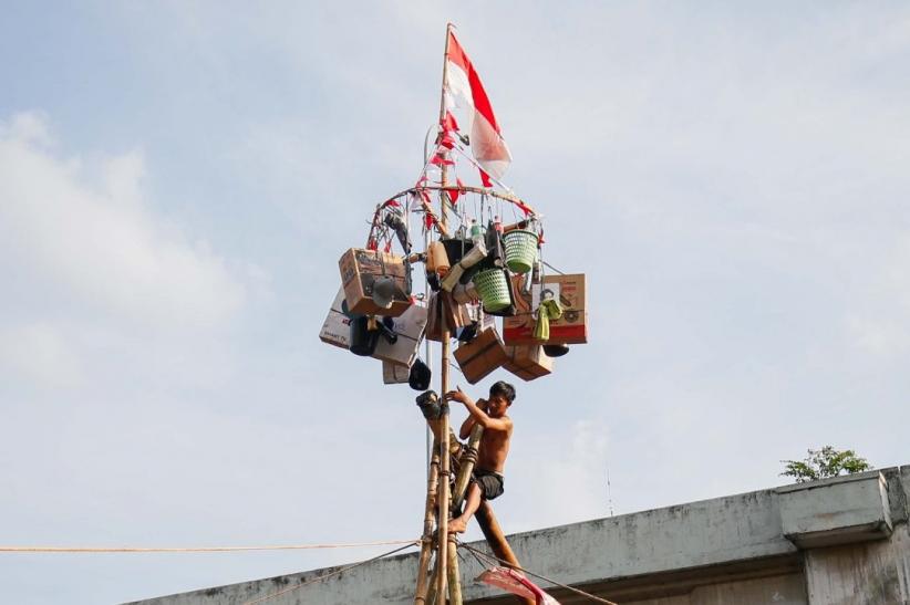 Seru! Lomba Panjat Pinang di Kalimalang Meriahkan HUT ke-80 RI - Bagian 5