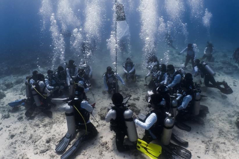 Khidmat! Upacara Pengibaran Bendera Merah Putih di Bawah Laut Labuan Bajo - Bagian 1